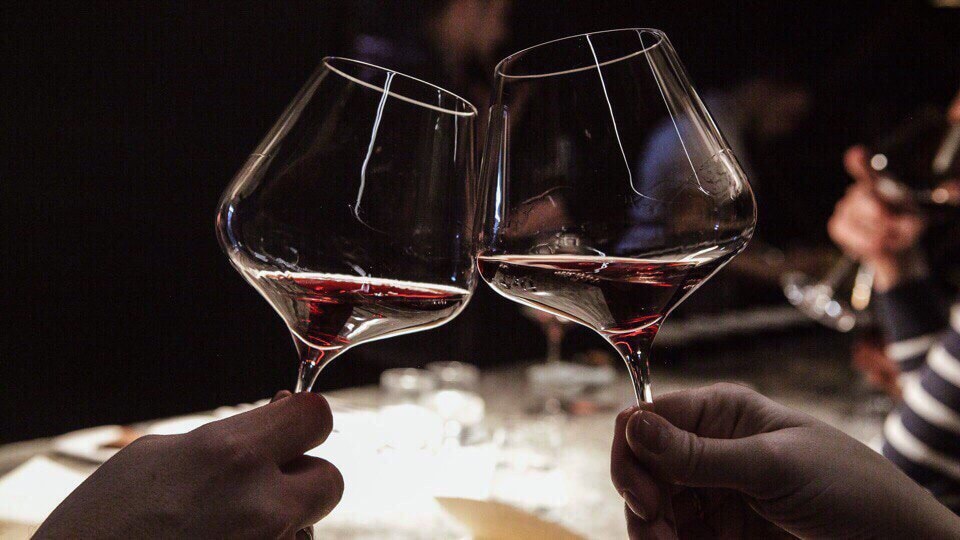 Вино и песни геншин. Наливай вино до края.